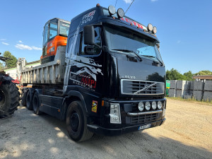 Photo de galerie - 8x4 ampiroll avec pelle 8t doosan