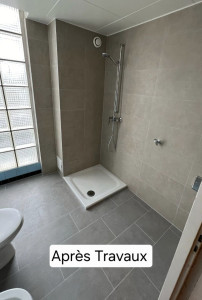 Photo de galerie - Réalisation complète de travaux sanitaires : pose d’un bac à douche, création des alimentations et évacuation pour machine à laver, carrelage et finitions soignées. Chantier livré clé en main.