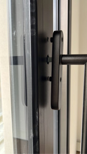 Photo de galerie - Pose le poignée et les cylindre 