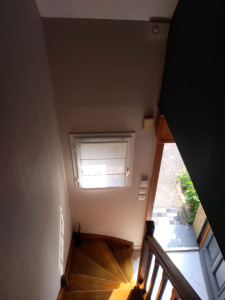 Photo de galerie - Pose tapisserie escalier. 