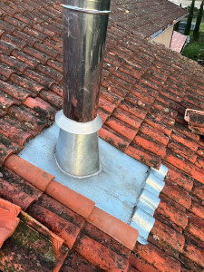 Photo de galerie - Entourage zinc cheminée inox