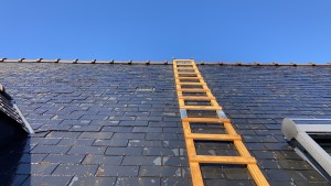 Photo de galerie - Changement de faîtage à sec Sur une couverture en rénovation