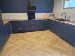 Photo de galerie - Photo prise en cours de realisation, avec pose placo, plomberie, peinture, faience, carrelage, ouverture mur porteur, condamnation du porte acces exterieur et cuisine. 