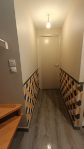 Photo de galerie - Mise en peinture d'un couloir avec pose de papier peint en sous bassement.