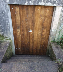 Photo de galerie - Fabrication une porte en bois à effet ancien sur mesure pour une cave