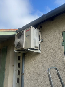 Photo de galerie - Récemment, j'ai été appelé pour un dépannage sur un climatiseur Toshiba. Après un diagnostic précis, le problème s'est avéré être une défaillance de la carte électronique.