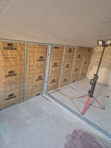 Photo de galerie - Pose de rail laine de verre et placoplâtre 

