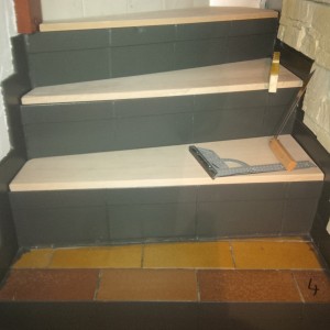 Photo de galerie - Recouvrement d'un escalier en carrelage par du bois avec contre marche peinte