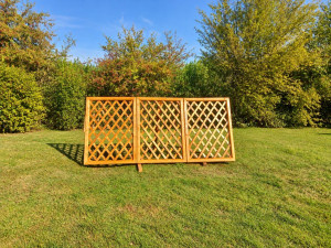 Photo de galerie - Fabrication artisanale de treillis et panneaux décoratifs pour vos plantes grimpantes réaliser sur mesure, poncés et protégés avec une lasure adaptée a l'extérieur .
possibilité de fabrication selon vos dimensions et installation a domicile 