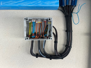 Photo de galerie - Câblage d’une boîte de dérivation pour un circuit lumière extérieur avec détection,telerupteur 