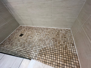 Photo de galerie - Joint silicone sur douche italienne carrelage mosaïque 