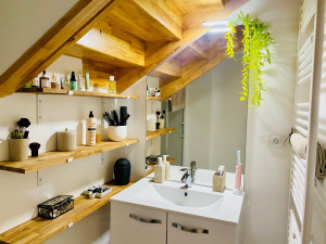 Photo de galerie - Fabrication d’étagères pour une salle de bain .
La cliente souhaitait donner une suite à l’escalier.
Ponçage et vernissage du bois à la teinte de l’escalier.
Puis pose des étagères au mur.
