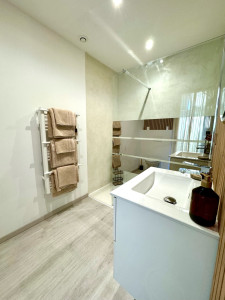 Photo de galerie - Réalisation d’une suite parente, avec une salle de bain total, plomberie, assainissement, pose de bac, parquet, béton ciré