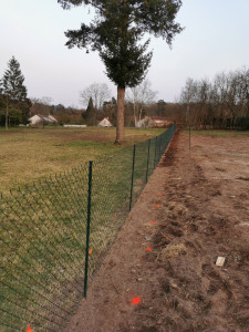 Photo de galerie - Mise en place de clôture en grillage souple.