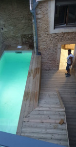 Photo de galerie - Terrassement en latte bois , cadrage piscine , pontage escalier 