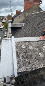 Photo de galerie - Intervention café la Pergola à Montluçon repositionnement faîtage zinc 