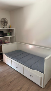 Photo de galerie - Montage d’un lit IKEA avec tiroirs réalisé avec soin. Client satisfait.