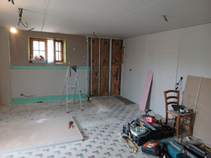 Photo de galerie - Plafond +cloisons 
posé de rocflamme pour le poêle à granulés, pose de matériaux mural pour suspendre la tv sur le mur.