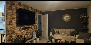 Photo de galerie - Peinture grise effet béton sur mur et tapisserie pierre de parement.