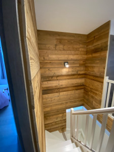 Photo de galerie - Habillage d’une cage d’escalier en lame de parement Mélèze de Montagne 