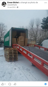 Photo de galerie - Déchargement d'un conteneur sous la neige.
Disponible par tout les temps