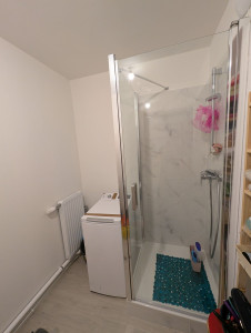 Photo de galerie - Pose de paroi de douche + création et raccordement eau & évacuation lave-linge