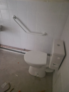 Photo de galerie - Installation des toilettes handicapés 
