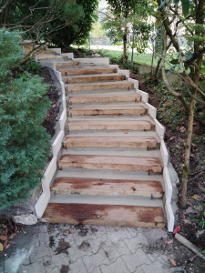 Photo de galerie - Création d'escalier poutre chemin de fer avec bordure