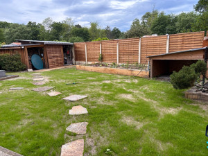 Photo de galerie - Intervention d’aménagement paysager avec remplacement des claustras, création d’un espace jardinière/potager, installation de pas japonais, engazonnement et mise en place du système d’irrigation du jardin.