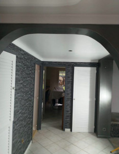 Photo de galerie - Peinture plafond boiseries + murs en couleur et papier peint 