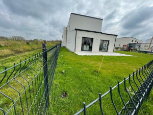 Photo de galerie - Pose de clôture rigide sur terrain neuf, installation droite et solide.