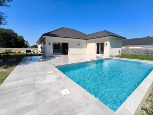 Photo de galerie - Création d’une piscine miroir plus terrasses en carrelage 120/60