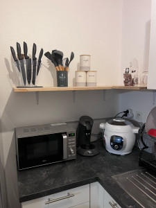 Photo de galerie - Pose d’étagère en bois dans une cuisine 