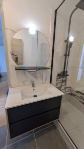 Photo de galerie - Salle de bain refaite à neuf (meuble vasque, douche a la place d'une baignoire, faïence, plomberie etc...)