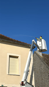 Photo de galerie - Traitement toiture anti mouse avec pompe électrique et nacelle sans monter sur la toiture 