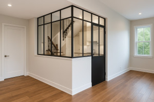 Photo de galerie - Pose de verrière type atelier 
Verrière intérieure en acier noir style atelier, idéale pour séparer cuisine et salon tout en laissant passer la lumière. Pose sur-mesure, finitions propres et modernes.