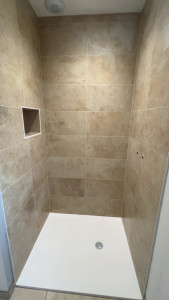 Photo de galerie - Pose receveur extra plat, et faïence murale imitation travertin 