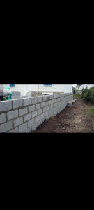 Photo de galerie - Construction d'un mur de clôture en parpaing.