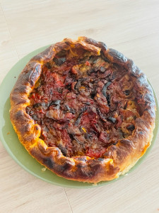 Photo de galerie - Tarte aubergines/tomates/Oignons/Ail. 