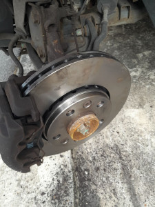 Photo de galerie - Changement des disques et plaquettes de frein.