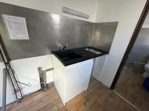 Photo de galerie - Installation du lavabo, robinet et évacuation