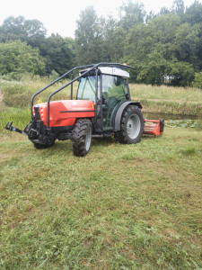 Photo de galerie - Debroussaillages  ,tonte de prairies des champ et autres avec tracteur ou avec pelle  et tête de broyage pour accès difficiles, ouverture de chemin ,gros roncier, bord de lac etc