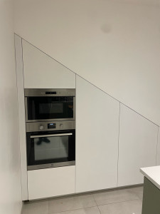 Photo de galerie - Fabrication meuble cuisine sur mesure pour optimiser espace sous escalier