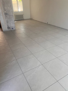 Photo de galerie - Pavillons en 60x60 effet pierre avec plinthes 