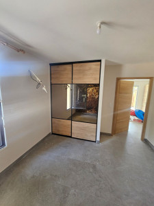 Photo de galerie - Pose de porte de dressing 