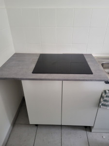 Photo de galerie - Plaque de cuisson posé sur plan de travail 