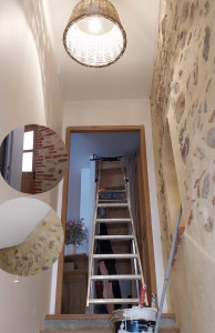 Photo de galerie - Rafraîchissement des murs avec deux couches de peinture et reprise des pierres 