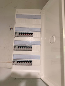 Photo de galerie - Début d'incendie sur tableau électrique avec mélange de neutre et sans interrupteur différentiel ( après )