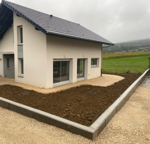 Photo de galerie -     Aménagement des abords de la maison : nivellement de terre végétale et pose de gravier de finition.
