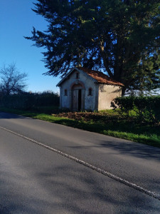 Photo de galerie - Rafraîchissement d'une chapelle découpe de haie au milieu pour embellir la chapelle qui était caché par la haie, taille de haie et nettoyage autour.